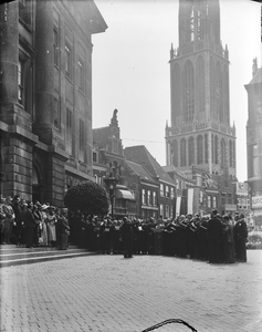 845142 Afbeelding van een groep zangers, samengesteld uit 6 Utrechtse mannenkoren, die o.a. het Stedelied ten gehore ...